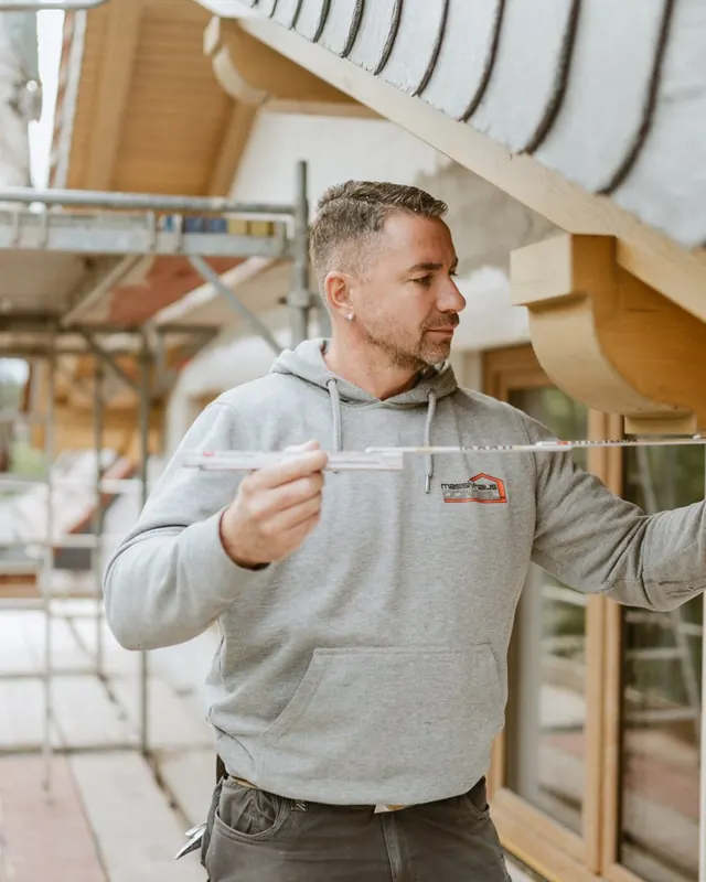 Handwerker auf dem Gerüst – Massivhaus Düngel