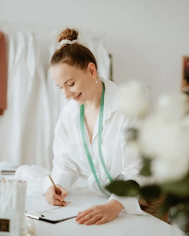 Designerin Milla Wiechert bei der Arbeit im Atelier