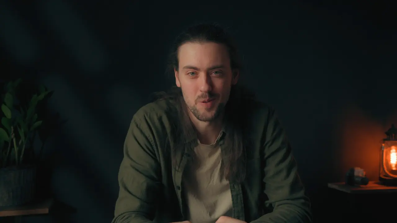 Tom Schiansky beim Dreh des Vorstellungsvideos vor dunklem Hintergrund