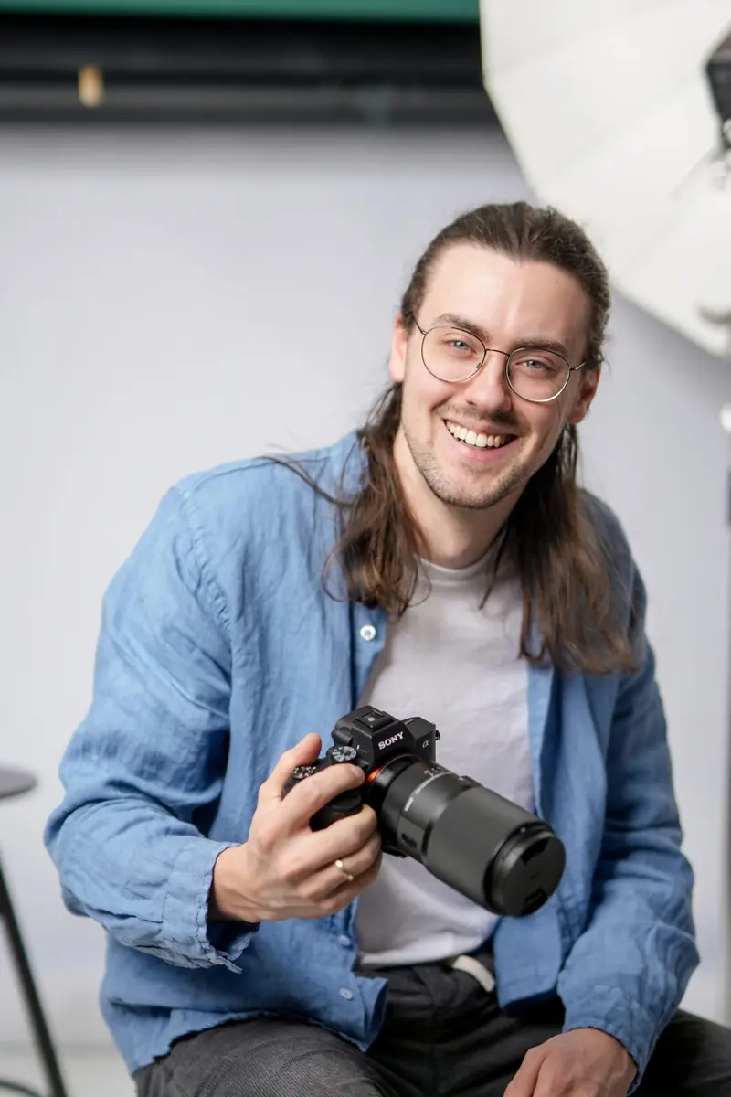 Tom Schiansky, Gründer der Kreativagentur Schwarzwald, mit Kamera im Studio