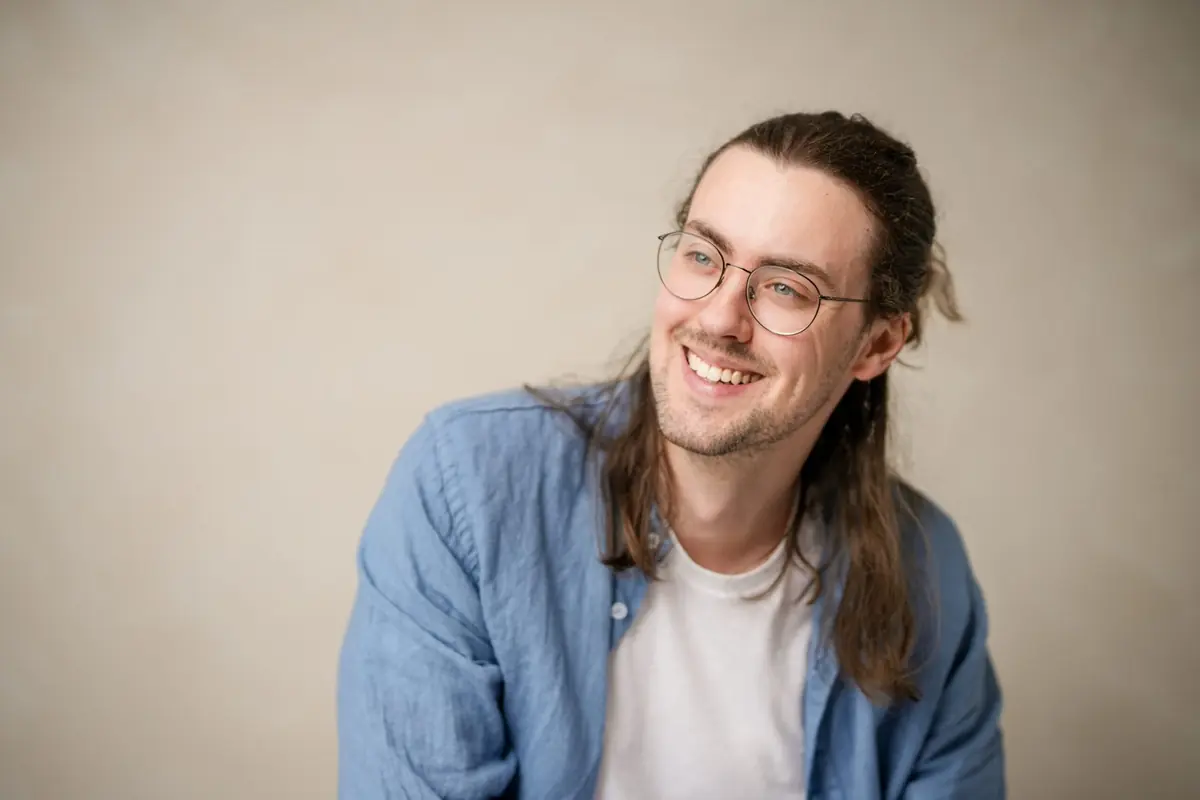 Tom Schiansky lächelnd im Studio
