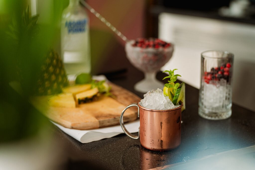 Drink im Kupferbecher mit Minze an der Bar des Hotel Schwarzwald in Freudenstadt