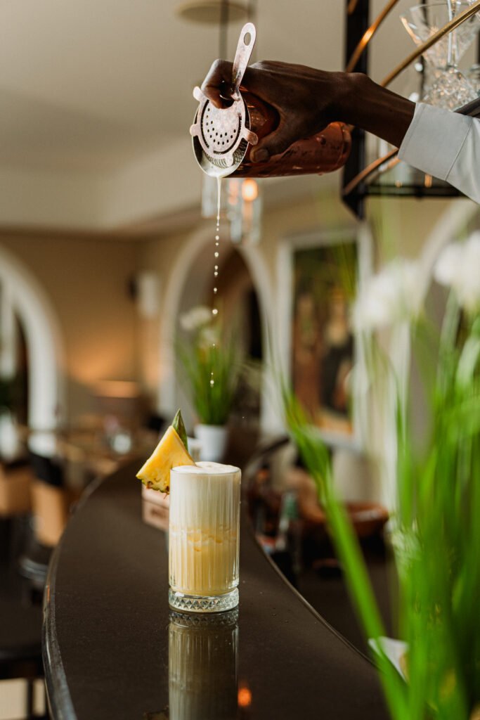 Barkeeper gießt einen Cocktail ins Glas – Bar im Hotel Schwarzwald in Freudenstadt