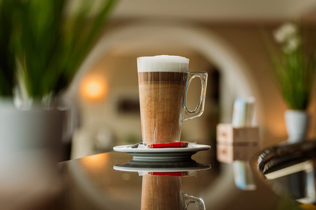 Latte macchiato im Glas an der Bar des Hotel Schwarzwald in Freudenstadt