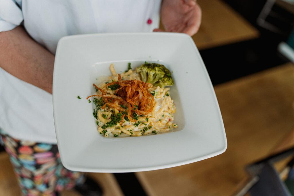 Koch präsentiert Spätzle mit Röstzwiebeln und Brokkoli – Hotel Schwarzwald in Freudenstadt