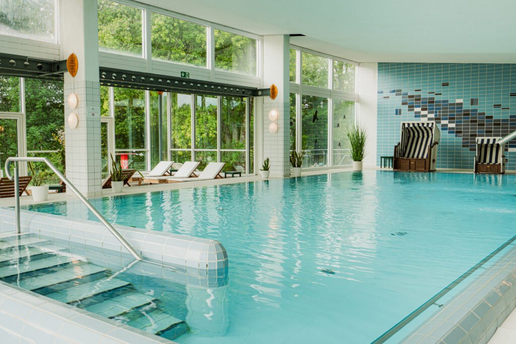 Hallenbad mit großen Fenstern und Strandkörben im Hotel Schwarzwald in Freudenstadt