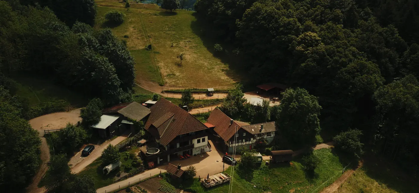Luftaufnahme der Wanderreitstation Simmehof in Kappelrodeck im Schwarzwald