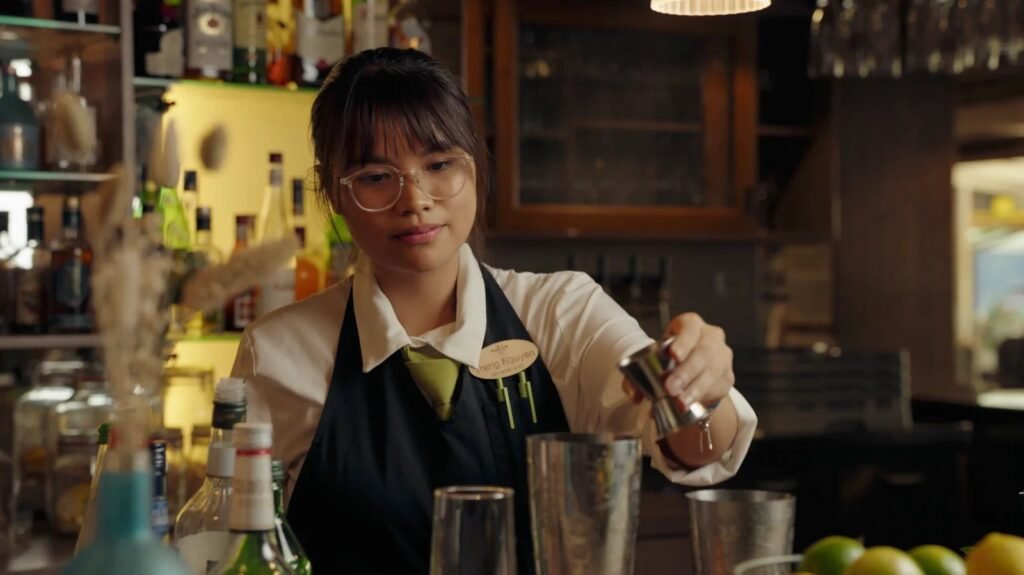 Barkeeperin mixt einen Cocktail an der Bar – Videostill, Seehotel Wiesler