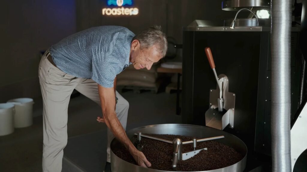 Röster an der Kaffeeröstmaschine – Videostill, Seehotel Wiesler